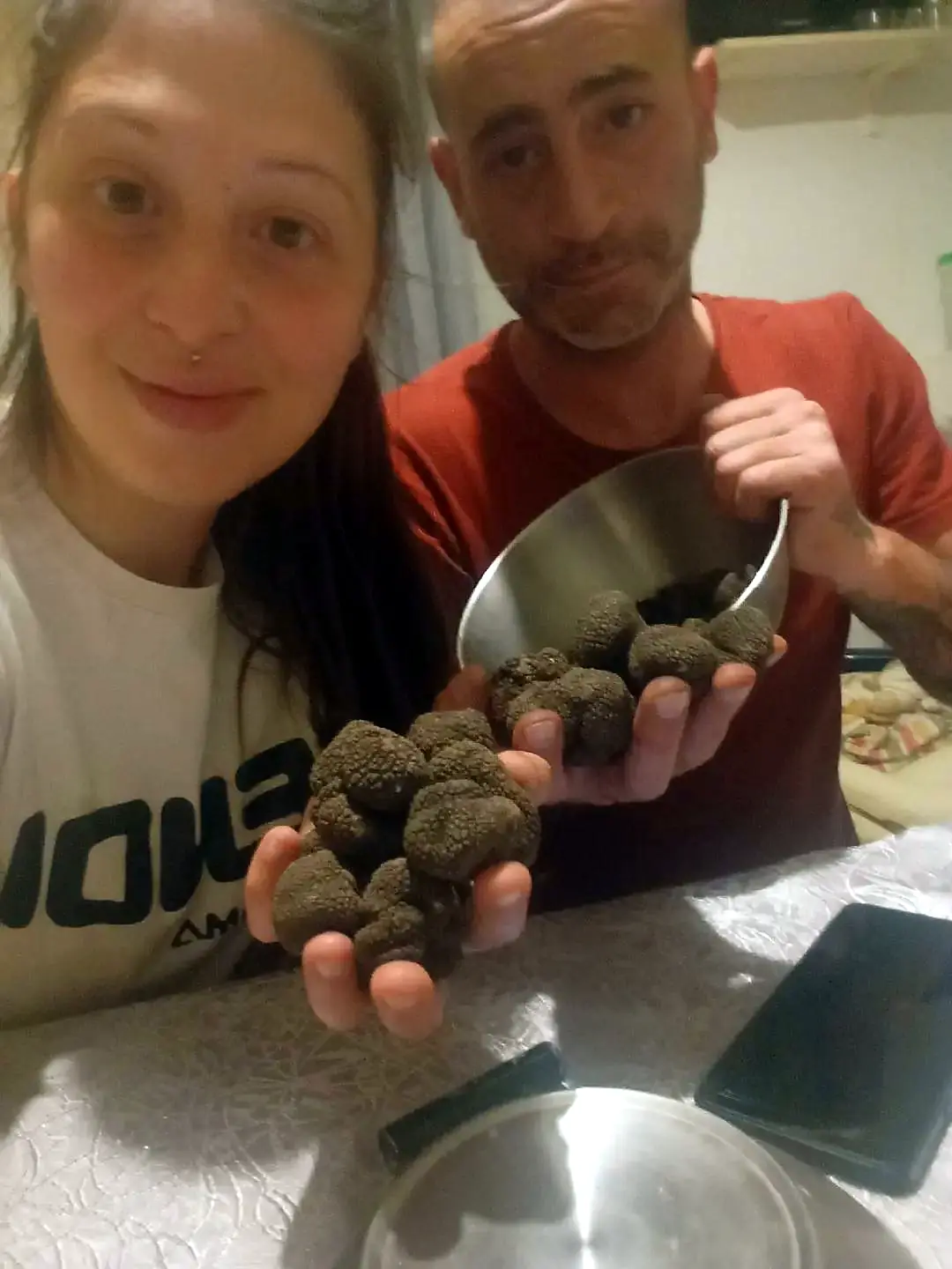 Valentina e Vittorio in cucina, con i tartufi appena trovati