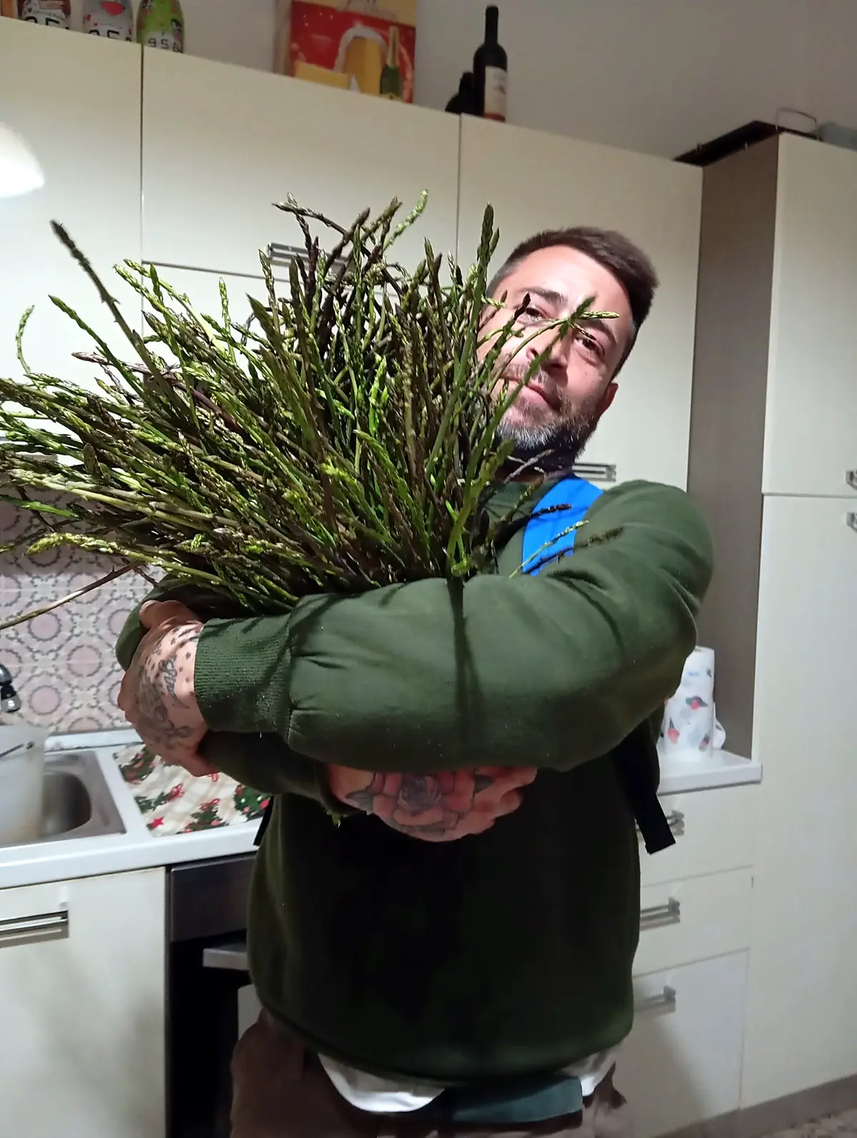 Vittorio che abbraccia un enorme mazzo di asparagi selvatici