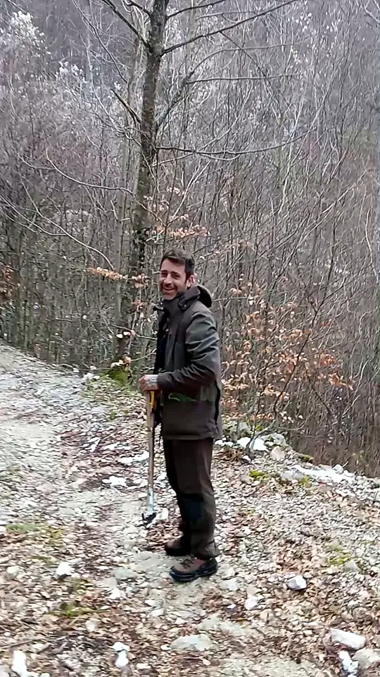 Vittorio nel bosco innevato, col vanghetto