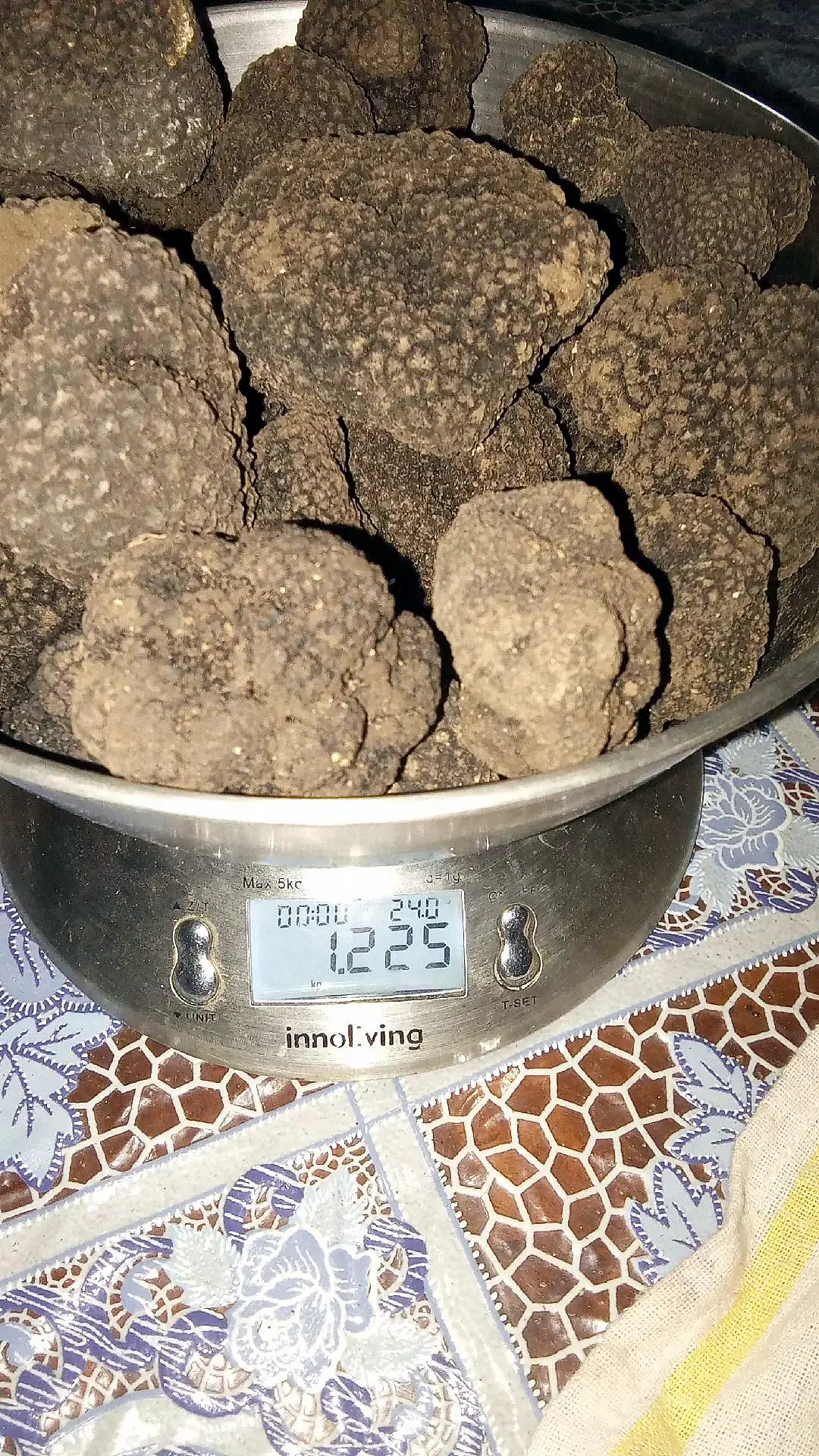 Una ciotola piena di tartufi sulla bilancia di cucina
